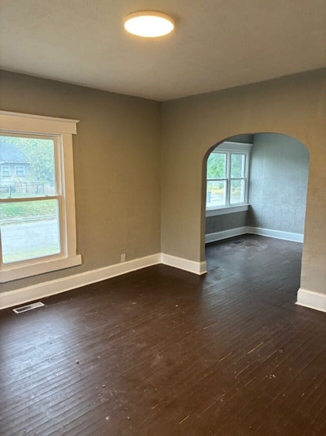 Building Photo - 4 bedroom House On Lasalle St!