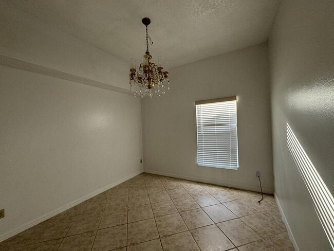 Building Photo - 664 Wyckliffe Pl