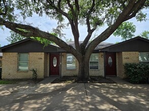 Building Photo - College Station - 2 bedroom 1 bath Duplex