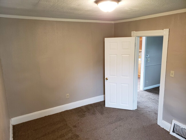 Building Photo - $599 Security Deposit Special for Lease!
