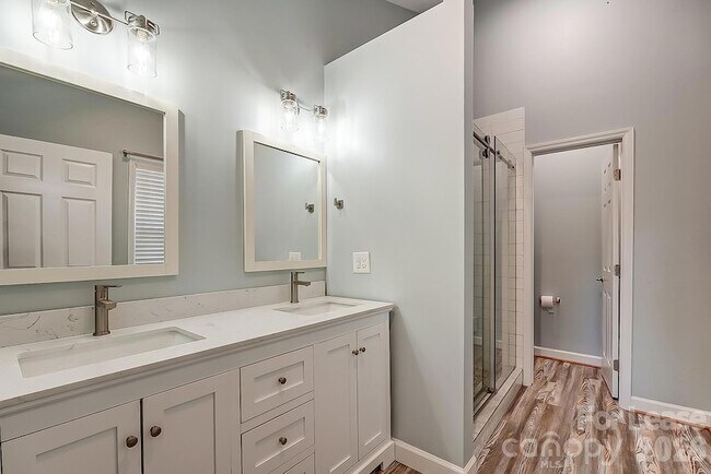 Building Photo - 10 Spruce Pine Dr