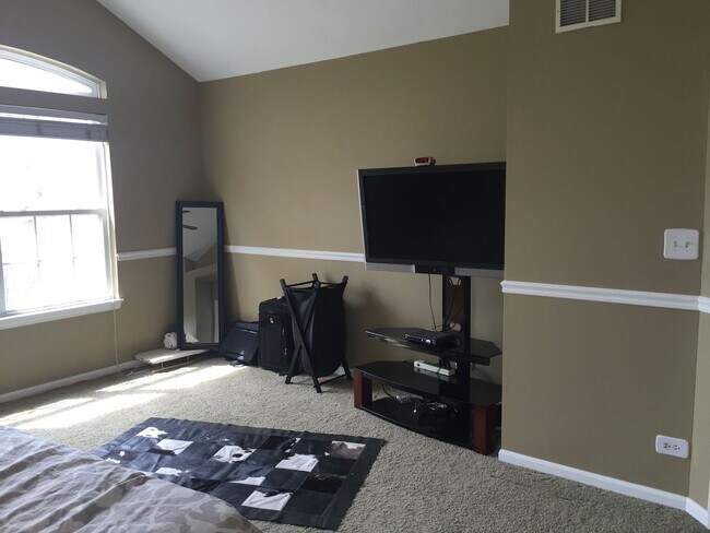 Building Photo - 844 Violet Cir