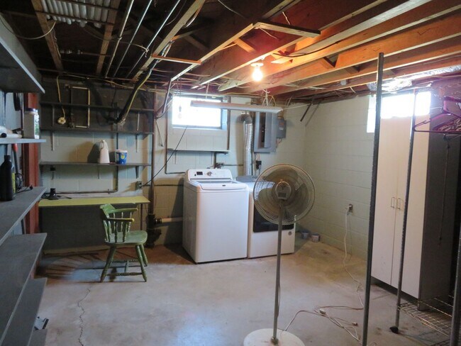 Building Photo - 412 Macarthur Avenue
