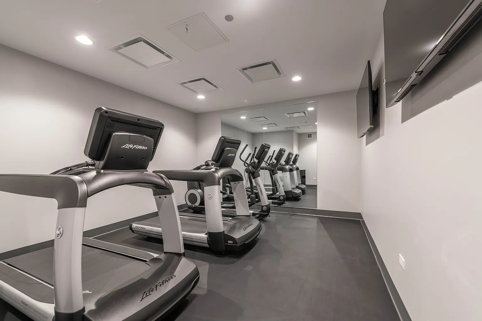 Building Photo - 122 W Division St