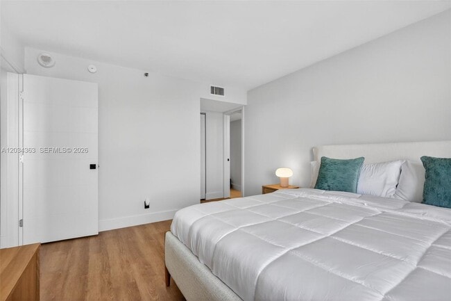 Building Photo - 2555 Collins Ave