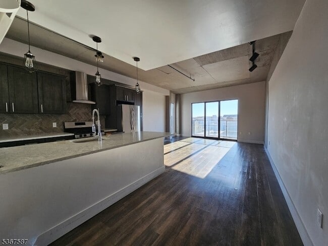Building Photo - 60 Elm St