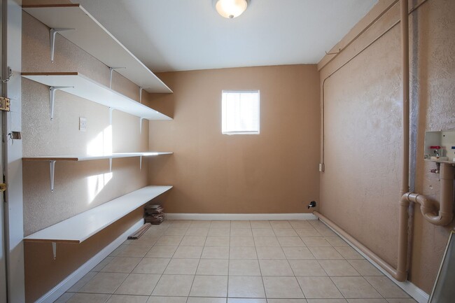 Building Photo - Cute 3 bedroom, 1 Bath Home on a large corner lot