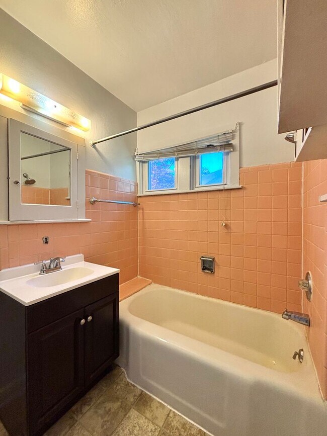 Building Photo - 2 Bedroom 1 Bathroom Home