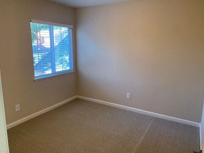 Building Photo - Beautiful 4 Bedroom, 2.5 Bath Mountain Hou...