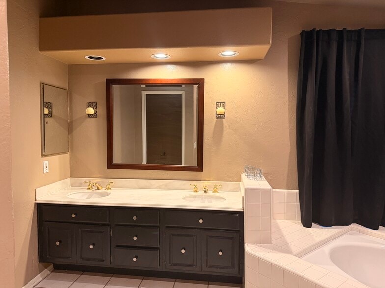 Building Photo - 15550 La Entrada Dr