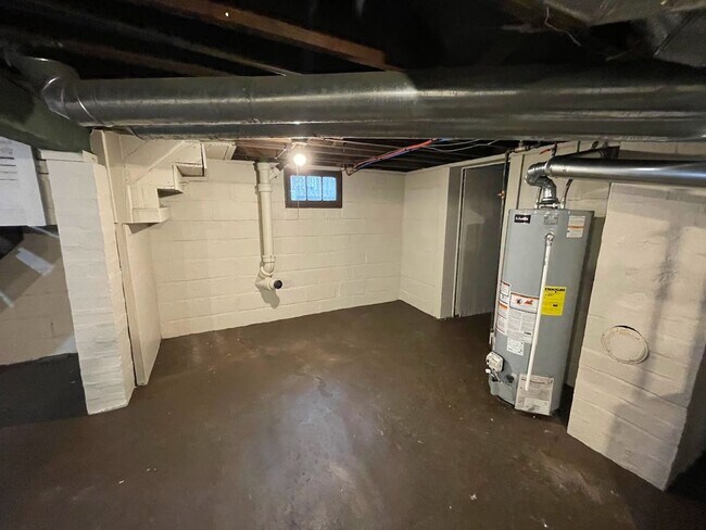 Building Photo - Three bedroom one bathroom home for rent