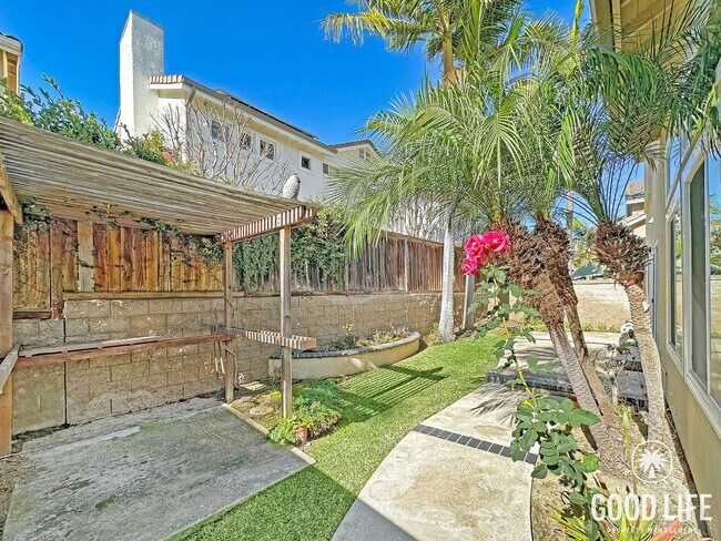 Building Photo - Beautiful 3-Bed Home w/ Vaulted Ceilings, Stainless Appliances, Private Backyard & 2-Car Garage