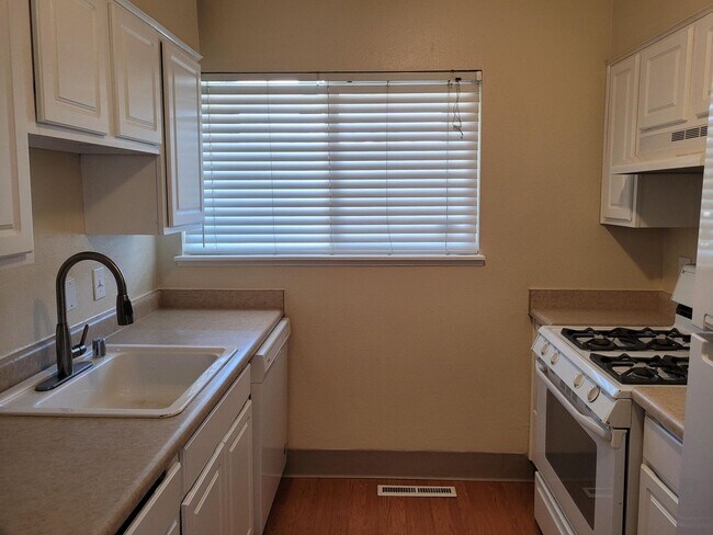 Building Photo - 2 bedroom townhome with 2 bathrooms