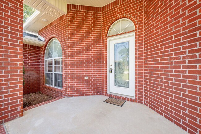 Building Photo - Spacious Home in Navarre!