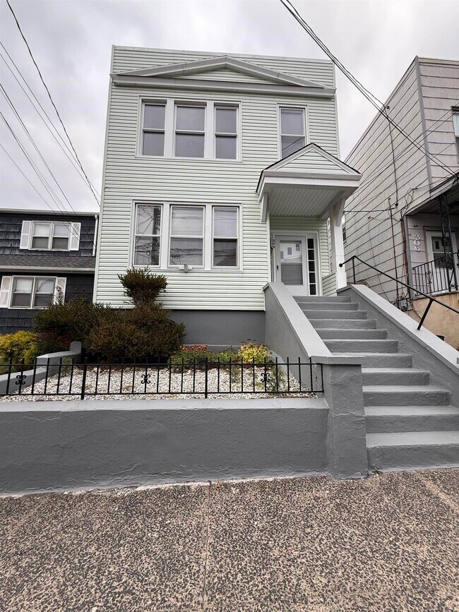 Building Photo - 308 Pearsall Ave