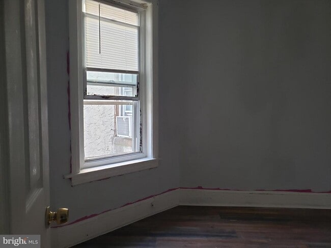 Building Photo - 728 E Thayer St