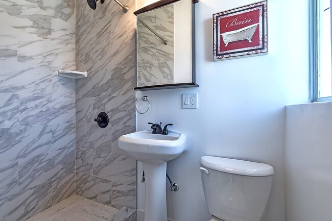 Building Photo - 2418 Fairmount St