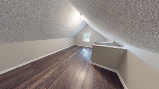 Building Photo - Clark/Fulton - 4 bed/1 bath - Single Family Home