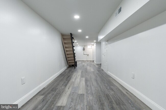 Building Photo - 2102 S Opal St