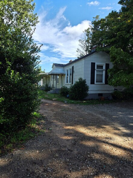 Building Photo - 539 Woodruff Rd