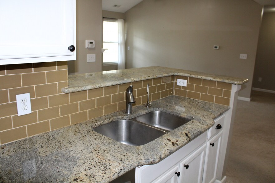 Building Photo - 14943 Lenox Dr
