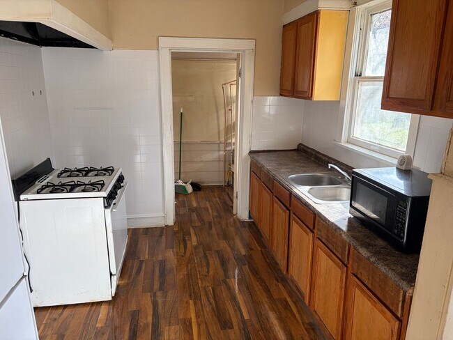 Building Photo - Cute 3 Bedroom Home Off Youree