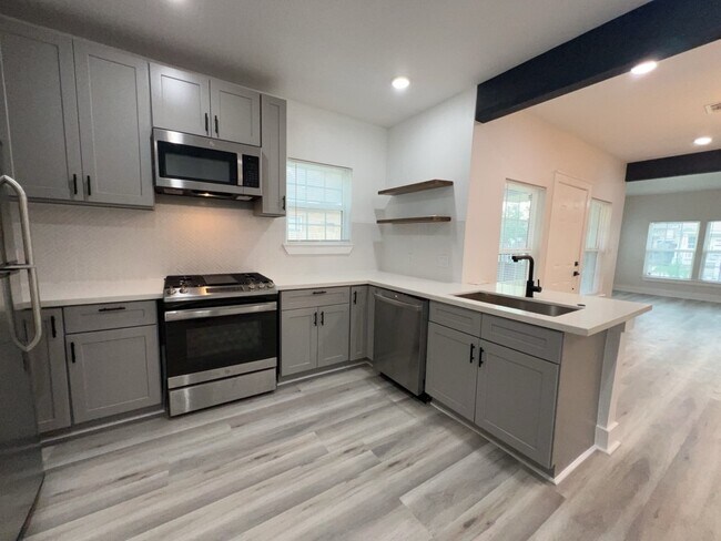 Building Photo - 224 Everton St