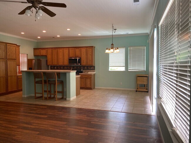 Building Photo - Huge 3 Bed 2 Bath + Den Golf Course Hom...