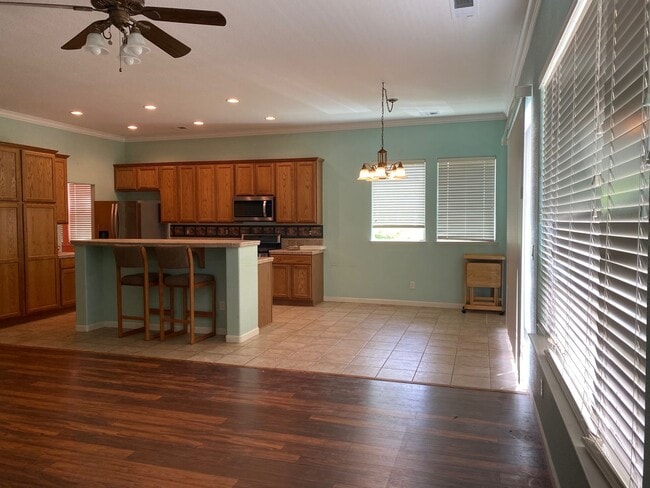 Building Photo - Huge 4 Bed 2 Bath + Den Golf Course Hom...