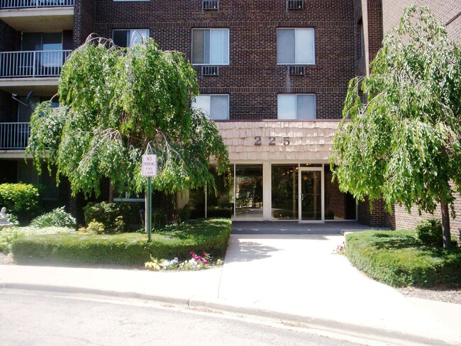 Primary Photo - 225 S Rohlwing Rd