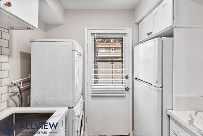 Building Photo - 1 Bed/1 Bath Available in Huntington Beach