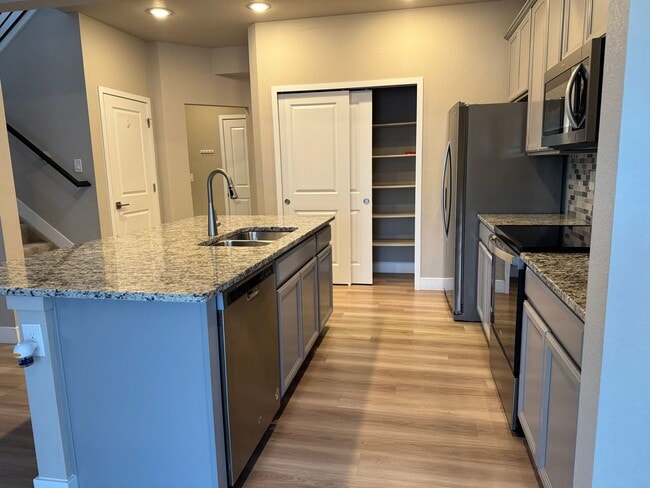 Building Photo - Like new 3 bed, 2.5 bath, 2 car in Lorson Ranch!