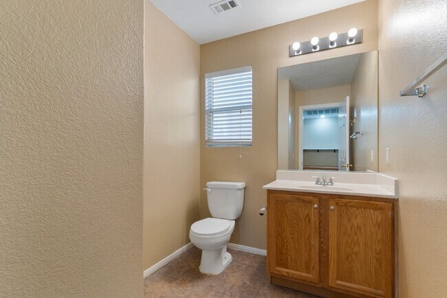 Building Photo - Beautiful 4 Bed 2.5 Bath Vaulted Ceilings,...