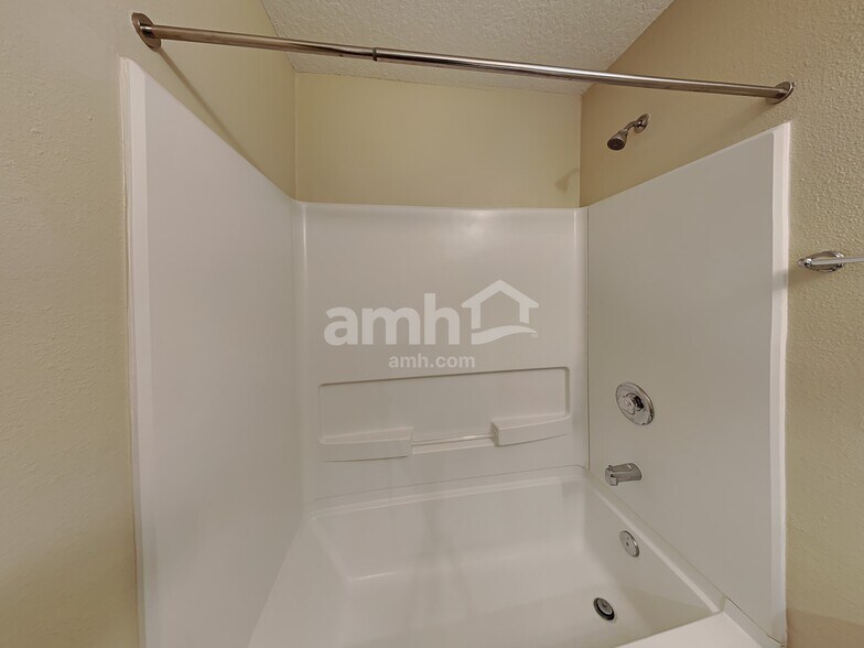 Building Photo - 563 Worcester Ct