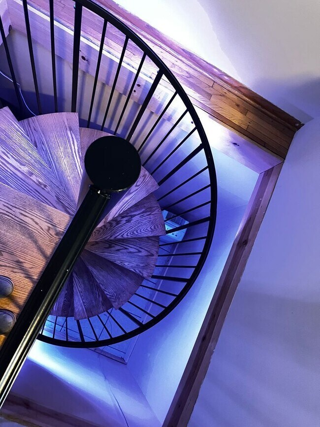 Building Photo - 1010 16th Ave SE