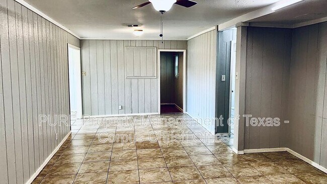 Building Photo - 2810 Carver Dr
