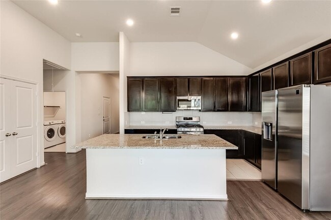 Building Photo - 252 Clear Frk Lp