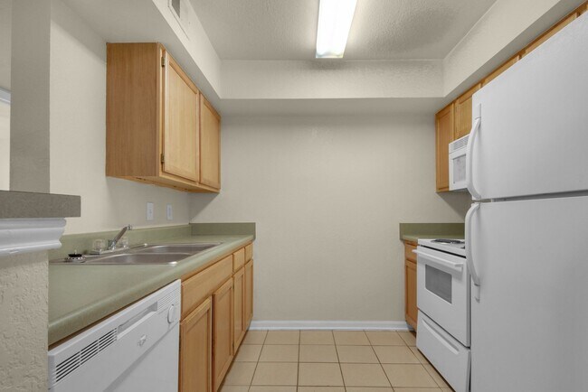 Building Photo - Spacious 2B/2B Condo near Beach in the Heart of Destin!