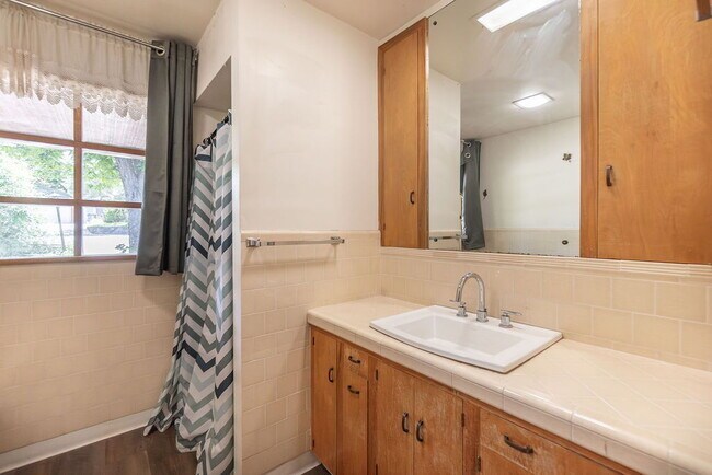 Building Photo - Spacious 3 bed 3 bath home