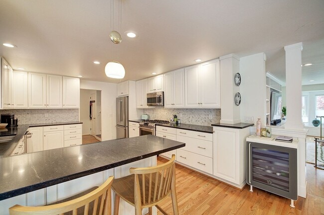 Building Photo - 5bd/2.75ba Mercer Island Home