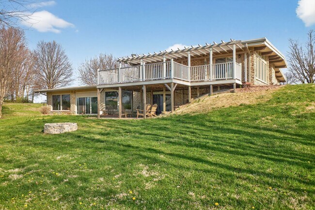 Building Photo - 5BR Retreat w/ Private Indoor Pool In Greensburg