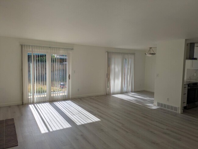 Building Photo - 425 Manhattan Dr