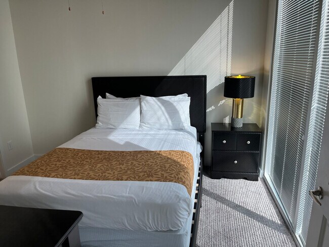 Building Photo - 415 S Mint St