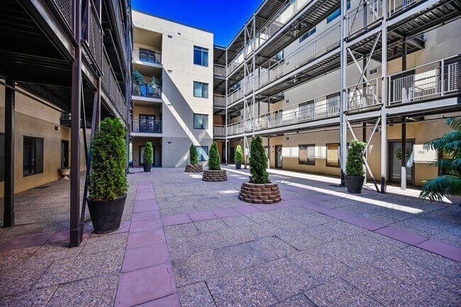 Building Photo - Stunning Condo in Excellent Salt Lake Loca...