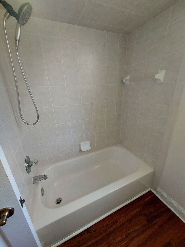 Building Photo - Beautiful 3/2/2 on 1/3 of an acre