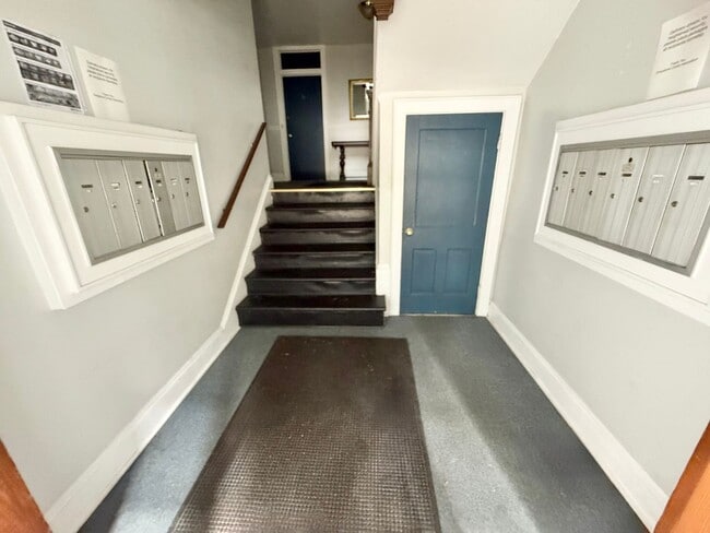 Building Photo - **BEST DEAL**Ghent -2 Bedroom condo 2nd Fl...