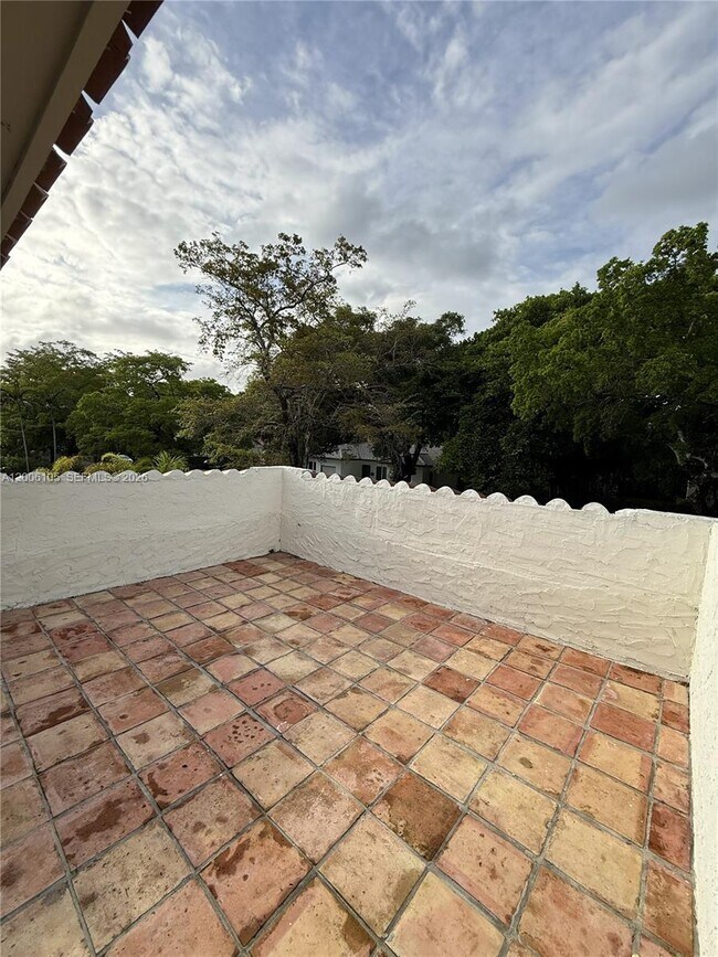 Building Photo - 502 Madeira Ave