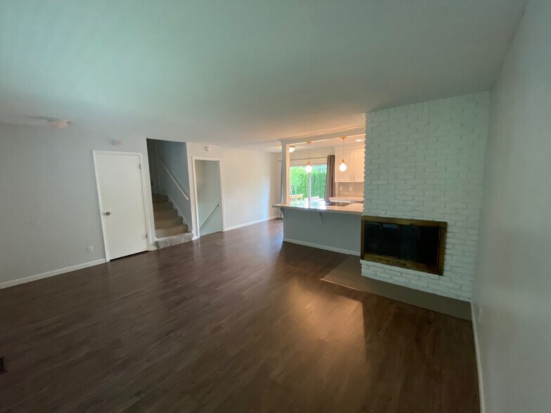 Building Photo - 10170 SW 72nd Ave