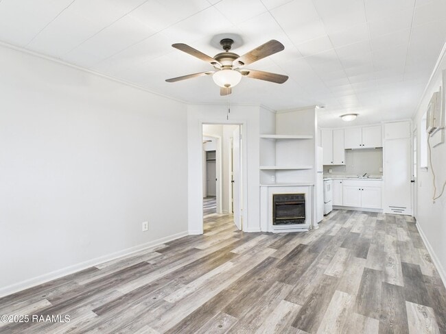 Building Photo - 906 Center St