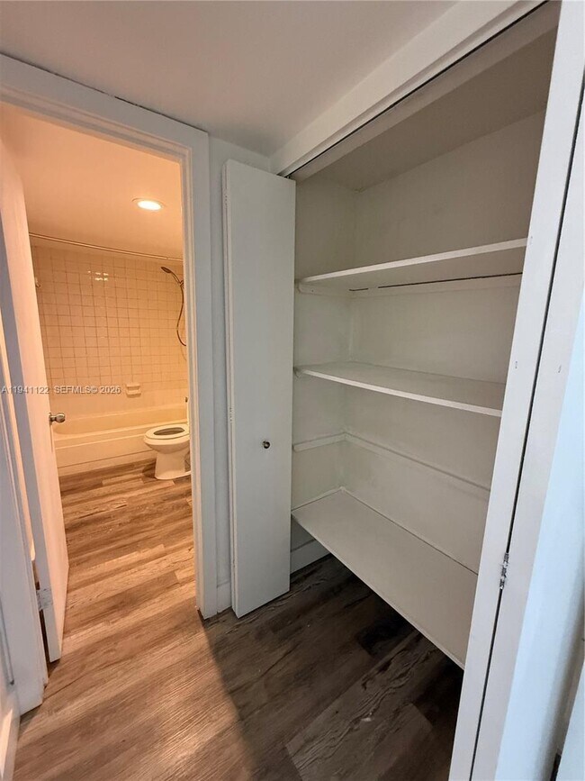 Building Photo - 10000 NW 80th Ct